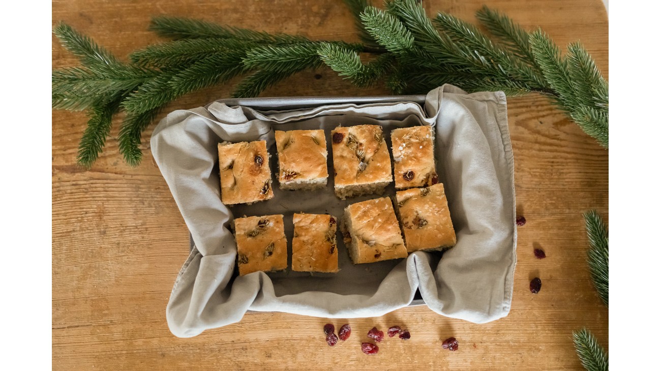 Julefocaccia med valnøtter og tranebær