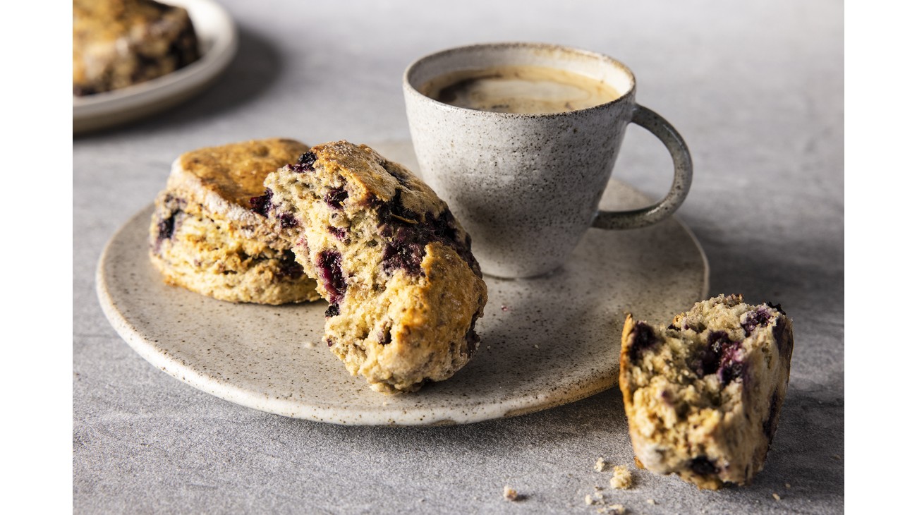 Grove scones med blåbær