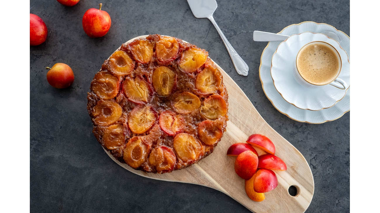 Karamellisert plommekake