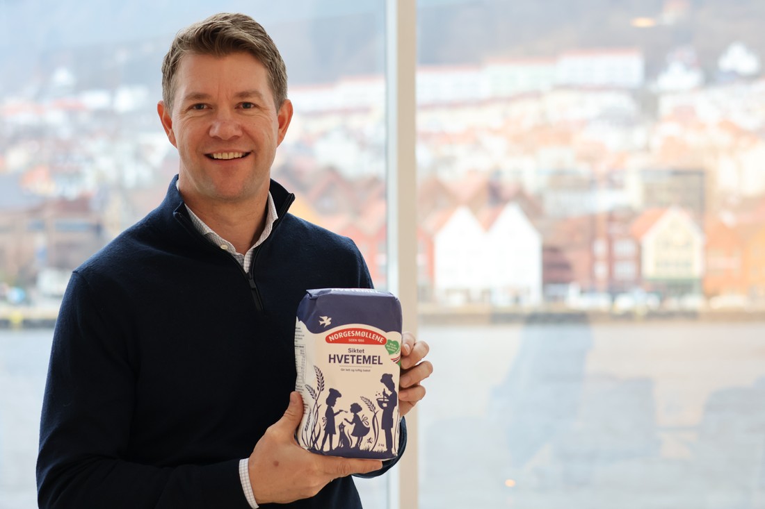 {&quot;id&quot;:16432,&quot;name&quot;:&quot;Norgesm\u00f8llene skal lagre halvparten av alt beredskapskornet i Norge&quot;,&quot;url&quot;:&quot;norgesmoellene-skal-lagre-halvparten-av-alt-beredskapskornet-i-norge\/&quot;,&quot;created&quot;:&quot;2025-07-08T13:58:38.000000Z&quot;,&quot;updated&quot;:&quot;2025-07-09T07:58:40.000000Z&quot;,&quot;author&quot;:null,&quot;related_products&quot;:[],&quot;related_recipes&quot;:[],&quot;related_articles&quot;:[],&quot;mainMarket&quot;:null,&quot;image&quot;:{&quot;file&quot;:&quot;29488&quot;,&quot;path&quot;:&quot;1751983285\/jan-erik-eikeland-norgesmoellene.JPG&quot;,&quot;name&quot;:null,&quot;description&quot;:null},&quot;market&quot;:null,&quot;category&quot;:[],&quot;hide-in-article&quot;:false,&quot;intro&quot;:null,&quot;fill-mode&quot;:false,&quot;hide-intro&quot;:false,&quot;article&quot;:&quot;&lt;p&gt;I 2025 er vi i gang med beredskapslaging av korn i Norge. Landbruksdirektoratet har kunngjort at alle kontrakter for oppbygging av lager av matkorn i Norge n\u00e5 er tildelt. Innen 2029 skal Norge ha etablert beredskapslagring av 82 500 tonn matkorn, tilsvarende tre m\u00e5neders forbruk. Halvparten av dette, 40 500 tonn skal lagres av norskeide Norgesm\u00f8llene AS.\u00a0&lt;\/p&gt;\r\n\r\n&lt;blockquote&gt;\r\n&lt;p&gt;&lt;em&gt;- Vi er stolte over \u00e5 kunne bidra til \u00e5 bedre matberedskapen i Norge. Som norskeid matprodusent ser vi dette som en naturlig del av v\u00e5rt samfunnsansvar. Lagring p\u00e5 v\u00e5re matm\u00f8ller sikrer ogs\u00e5 en effektiv lagring av matkorn for beredskap, sier adm. direkt\u00f8r Jan Erik Eikeland i Norgesm\u00f8llene.&lt;\/em&gt;&lt;\/p&gt;\r\n&lt;\/blockquote&gt;\r\n\r\n&lt;p&gt;\u00a0&lt;\/p&gt;\r\n\r\n&lt;h3&gt;Norgesm\u00f8llene lagrer gjerne mer korn \u2013 hvis politikerne i Norge vil&lt;\/h3&gt;\r\n\r\n&lt;p&gt;Norge er blant de minst selvforsynte landene i verden. Vi er derfor helt avhengige av \u00e5 importere mat til Norge. S\u00e5 sent som h\u00f8sten 2023 hadde Norge kun 20% norsk matkorn tilgjengelig som f\u00f8lge av stormen \u201cHans\u201d og m\u00e5tte derigjennom importere 80% av matkornbehovet. Vi er s\u00e5rbare i situasjoner som p\u00e5virker flyten av matvarer globalt. Som klimaendringer, geopolitiske konflikter, tollkriger og i ytterste konsekvens krig i matproduserende land, i Europa og\/eller i eget land.&lt;\/p&gt;\r\n\r\n&lt;blockquote&gt;\r\n&lt;p&gt;&lt;em&gt;- Det er gledelig \u00e5 registrere tverrpolitiske ambisjoner om \u00e5 ytterligere \u00f8ke beredskapslageret av matkorn i Norge, i f\u00f8rste omgang til 6 mnd. forbruk. Vi f\u00f8lger selvsagt spent med p\u00e5 om dette blir en realitet. Norgesm\u00f8llene er definitivt positiv til \u00e5 ta v\u00e5r del av ansvaret for \u00e5 lagre dette kornet ogs\u00e5, sier Eikeland&lt;\/em&gt;&lt;\/p&gt;\r\n&lt;\/blockquote&gt;\r\n\r\n&lt;p&gt;Under pandemien opplevde vi at kornvarer som mel og br\u00f8d hadde en reell betydning i folks oppfatning av selvforsyning, noe som f\u00f8rte til umiddelbar hamstring og tomme butikkhyller.&lt;\/p&gt;\r\n\r\n&lt;p&gt;\u00a0&lt;\/p&gt;\r\n\r\n&lt;h3&gt;Beredskapslagring ved melm\u00f8ller - der folk bor&lt;\/h3&gt;\r\n\r\n&lt;p&gt;Norgesm\u00f8llene lagrer kornet i siloer tilknyttet selskapets matm\u00f8ller. Dette betyr at kornet kan tas i bruk raskere og mer effektivt enn hvis man m\u00e5 transportere kornet fra kornsiloer langt fra n\u00e6rmeste matm\u00f8lle, samt at det ikke tar opp kapasitet for mottak og lagring i kornomr\u00e5dene.&lt;\/p&gt;\r\n&quot;,&quot;articleLarge&quot;:[{&quot;header&quot;:null,&quot;content&quot;:&quot;&lt;p style=\&quot;margin-left: 80px;\&quot;&gt;&lt;img alt=\&quot;\&quot; src=\&quot;https:\/\/st-1oxod8h5nb.nf.cdn.netflexapp.com\/media\/o\/1752047571\/moellerens-plassering-i-norge.png\&quot; style=\&quot;width: 600px; height: 465px;\&quot; \/&gt;&lt;\/p&gt;\r\n&quot;,&quot;type&quot;:&quot;textBlock&quot;},{&quot;header&quot;:null,&quot;content&quot;:&quot;&lt;p&gt;Store deler av Norges befolkning bor utenfor Oslo. Norgesm\u00f8llene har i dag derfor drift p\u00e5 tre m\u00f8ller, i Vaksdal i Vestland, Buvika i Tr\u00f8ndelag og Skien i Telemark. Et land med en desentralisert matforsyning er mer robust til \u00e5 h\u00e5ndtere kriser. Det reduserer sikkerhetsrisiko.&lt;\/p&gt;\r\n\r\n&lt;blockquote&gt;\r\n&lt;p&gt;&lt;em&gt;- Det bakes br\u00f8d p\u00e5 bakerier i hele Norge, fordi det bor folk i hele Norge. V\u00e5re matm\u00f8ller gir trygghet for stabil vareforsyning til landets bakerier. Vi sikrer at de kan opprettholde sine leveranser av br\u00f8d til butikkene i Norge i en krisesituasjon. Forebygging av en krise er mulig om vi tenker langsiktig og viser politisk vilje, slik myndighetene har vist med beredskapslagring av korn ved matm\u00f8llene v\u00e5re, avslutter Eikeland.\u00a0\u00a0&lt;\/em&gt;&lt;\/p&gt;\r\n&lt;\/blockquote&gt;\r\n&quot;,&quot;type&quot;:&quot;textBlock&quot;}]}