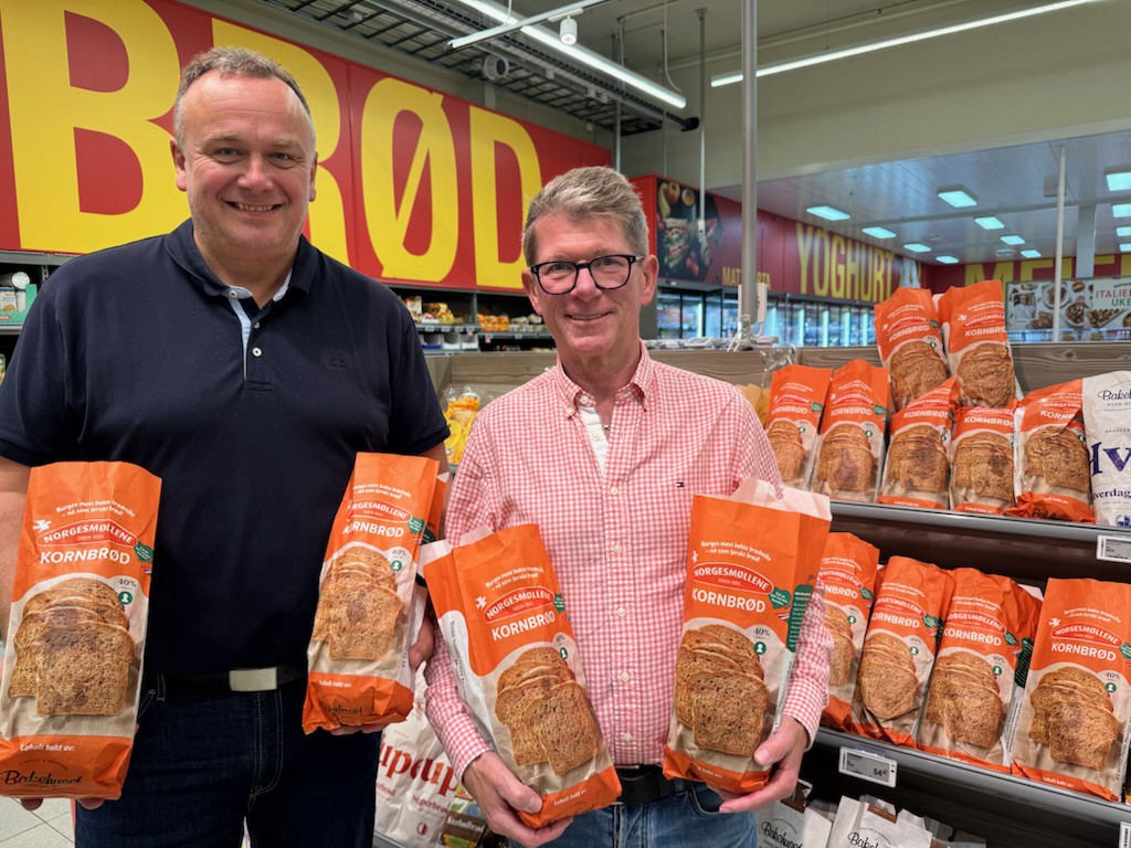 {&quot;id&quot;:16586,&quot;name&quot;:&quot;Norges mest solgte br\u00f8dmiks tilbys n\u00e5 som ferskt br\u00f8d&quot;,&quot;url&quot;:&quot;nyhet-naa-ogsaa-som-ferskt-broed\/&quot;,&quot;created&quot;:&quot;2025-09-03T07:33:17.000000Z&quot;,&quot;updated&quot;:&quot;2025-09-05T07:42:27.000000Z&quot;,&quot;author&quot;:null,&quot;related_products&quot;:[],&quot;related_recipes&quot;:[],&quot;related_articles&quot;:[],&quot;mainMarket&quot;:&quot;consumer&quot;,&quot;image&quot;:{&quot;file&quot;:&quot;29753&quot;,&quot;path&quot;:&quot;1756980276\/fra-venstre-kjell-vidar-jensen-rolf-ulevik-1.JPG&quot;,&quot;name&quot;:null,&quot;description&quot;:null},&quot;market&quot;:null,&quot;category&quot;:[],&quot;hide-in-article&quot;:false,&quot;intro&quot;:&quot;For hjemmebakere i hele landet har Kornbr\u00f8det fra Norgesm\u00f8llene v\u00e6rt en favoritt i mange \u00e5r. Oppskriften fra br\u00f8dmiksen Kornbr\u00f8d har satt standarden for smak og kvalitet. N\u00e5 kommer Kornbr\u00f8d som ferskt br\u00f8d for salg i dagligvarebutikker. F\u00f8rst ut er Nord-Norge.    &quot;,&quot;fill-mode&quot;:false,&quot;hide-intro&quot;:false,&quot;article&quot;:&quot;&lt;p&gt;Kornbr\u00f8det fra Norgesm\u00f8llene har i mange \u00e5r v\u00e6rt en favoritt blant norske forbrukere og det er ikke uten grunn. Norsk havre og solsikkekjerner gir en deilig n\u00f8tteaktig smak. T\u00f8rket surdeig gir en rund og god smak.Kornbr\u00f8dmiksen er en av Norges mest bakte br\u00f8d, og oppskriften fra br\u00f8dmiksen Kornbr\u00f8d har satt standarden for smak og kvalitet.&lt;\/p&gt;\r\n\r\n&lt;p&gt;-\u00a0&lt;em&gt;V\u00e5re salgstall viser at folk i nord er ekstra glad i v\u00e5rt Kornbr\u00f8d. Det bakes mer Kornbr\u00f8d i Nordland, Troms og Finnmark enn i noen annen del av Norge. Det er derfor veldig naturlig at lansering av Kornbr\u00f8d som ferskt br\u00f8d skjer f\u00f8rst i Nord-Norge, sier salgsdirekt\u00f8r bakeri Rolf Ulevik i Norgesm\u00f8llene.\u00a0\u00a0&lt;\/em&gt;&lt;\/p&gt;\r\n\r\n&lt;p&gt;&lt;a href=\&quot;http:\/\/www.bakehusetas.no\/\&quot; target=\&quot;_blank\&quot;&gt;Bakehuset Nord-Norge&lt;\/a&gt; skal bake br\u00f8det p\u00e5 sine bakerier i\u202fVads\u00f8, Hammerfest, Alta, Troms\u00f8, Finnsnes og Svolv\u00e6r.\u00a0\u00a0&lt;\/p&gt;\r\n\r\n&lt;p&gt;&lt;em&gt;- Vi er veldig glade for \u00e5 v\u00e6re de f\u00f8rste som lanserer denne nyheten i Norge! N\u00e5 f\u00e5r de som kj\u00f8per br\u00f8d ferskt i butikk i v\u00e5r region gleden av et nytt br\u00f8d med kjent og kj\u00e6r smak, ferskt og lokalt bakt, sier driftsdirekt\u00f8r Kjell Vidar Jensen i Bakehuset Nord-Norge.\u00a0&lt;\/em&gt;\u00a0&lt;\/p&gt;\r\n\r\n&lt;p&gt;B\u00e5de Norgesm\u00f8llene og Bakehuset Nord-Norge er bedrifter med norske eiere som ivaretar norsk matkultur og lokal kunnskap om hvordan gj\u00f8re korn til mat. Dette er tradisjoner som det er viktig \u00e5 ta vare p\u00e5 gjennom samarbeid og deling av kunnskap.\u00a0\u00a0\u00a0&lt;\/p&gt;\r\n&quot;,&quot;articleLarge&quot;:[{&quot;header&quot;:&quot;Les mer om den popul\u00e6re br\u00f8dmiksen her:&quot;,&quot;products&quot;:[10040],&quot;position&quot;:null,&quot;type&quot;:&quot;productsBlock&quot;}]}