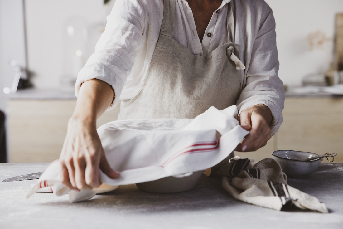 {&quot;id&quot;:12610,&quot;name&quot;:&quot;Heving av deig&quot;,&quot;url&quot;:&quot;heving-av-deig\/&quot;,&quot;created&quot;:&quot;2021-06-24T10:51:28.000000Z&quot;,&quot;updated&quot;:&quot;2025-09-25T09:58:32.000000Z&quot;,&quot;author&quot;:null,&quot;related_products&quot;:[],&quot;related_recipes&quot;:[],&quot;related_articles&quot;:[],&quot;mainMarket&quot;:&quot;tips&quot;,&quot;image&quot;:{&quot;file&quot;:&quot;29993&quot;,&quot;path&quot;:&quot;1758794193\/baker-med-deigbakst-under-klede.jpg&quot;,&quot;name&quot;:null,&quot;description&quot;:null},&quot;market&quot;:&quot;tips&quot;,&quot;category&quot;:[],&quot;hide-in-article&quot;:false,&quot;intro&quot;:&quot;Du kan ikke bake et godt br\u00f8d uten at deigen hever f\u00f8rst. N\u00e5r det kommer til heving, er det spesielt to ting du skal v\u00e6re oppmerksom p\u00e5: Tid og temperatur. Her kan du lese v\u00e5re beste baketips for heving av ulike deiger.&quot;,&quot;fill-mode&quot;:false,&quot;hide-intro&quot;:false,&quot;article&quot;:null,&quot;articleLarge&quot;:[{&quot;left-col&quot;:&quot;&lt;h3&gt;Heving av gj\u00e6rdeig\u00a0&lt;\/h3&gt;\r\n\r\n&lt;p&gt;Noen ganger kan det v\u00e6re fristende \u00e5 hoppe over hevingen for \u00e5 spare tid, men det l\u00f8nner seg sjeldent. En gj\u00e6rdeig krever god tid b\u00e5de til \u00e5 forheve og etterheve. Heving gj\u00f8r nemlig at det ferdige br\u00f8det f\u00e5r en god konsistens og smak.\u00a0\u00a0&lt;\/p&gt;\r\n\r\n&lt;p&gt;N\u00e5r deigen er ferdig eltet, m\u00e5 den heve. Dersom deigen ikke f\u00e5r heve, eller ikke f\u00e5r hevet lenge nok, vil du f\u00e5 et tungt og flatt bakverk. Forheving betyr at du lar deigen hvile f\u00f8r du g\u00e5r videre med forming av deigen. Du kan heve i den bollen du har eltet deigen i, en annen bolle eller p\u00e5 kj\u00f8kkenbenken. Det er viktig \u00e5 dekke til deigen n\u00e5r den hever slik at den ikke t\u00f8rker ut. Til dette kan du bruke lokk, plast eller et klede. Et fuktig klede holder mer fuktighet inne i deigen enn et t\u00f8rt klede.\u00a0\u00a0&lt;\/p&gt;\r\n&quot;,&quot;right-col&quot;:&quot;&lt;p&gt;\u00a0&lt;\/p&gt;\r\n\r\n&lt;p&gt;\u00a0&lt;\/p&gt;\r\n\r\n&lt;p&gt;&lt;img alt=\&quot;\&quot; src=\&quot;https:\/\/st-1oxod8h5nb.nf.cdn.netflexapp.com\/media\/l\/330x300\/1758786205\/deig-hever-i-bolle.jpg\&quot; style=\&quot;width: 400px; height: 267px;\&quot; \/&gt;&lt;\/p&gt;\r\n\r\n&lt;p&gt;&lt;em&gt;Bilde: Gj\u00e6rdeig i bakebolle&lt;\/em&gt;&lt;\/p&gt;\r\n&quot;,&quot;type&quot;:&quot;twoColBlock&quot;},{&quot;header&quot;:null,&quot;content&quot;:&quot;&lt;p&gt;N\u00e5r det gjelder hevetid er det vanskelig \u00e5 si noe helt bestemt, da det vil varier etter for eksempel type deig, temperaturen p\u00e5 r\u00e5varene og romtemperatur. En tommelfingerregel er derfor \u00e5 la deigen heve til omtrent dobbel st\u00f8rrelse. Ta derfor hevetiden i oppskriften som en veiledning. For \u00e5 sjekke om bakverket er ferdig hevet trykker du fingeren din forsiktig ned i deigen. Dersom gropen gradvis forsvinner av seg selv er bakverket ferdig hevet. Du skal n\u00e5 ha en elastisk og smidig deig som lett lar seg forme.\u00a0\u00a0\u00a0&lt;\/p&gt;\r\n\r\n&lt;div data-oembed-url=\&quot;https:\/\/vimeo.com\/683779146\&quot;&gt;\r\n&lt;div style=\&quot;left: 0; width: 100%; height: 0; position: relative; padding-bottom: 56.25%;\&quot;&gt;&lt;iframe allow=\&quot;encrypted-media;\&quot; allowfullscreen=\&quot;\&quot; scrolling=\&quot;no\&quot; src=\&quot;https:\/\/player.vimeo.com\/video\/683779146?h=af9eec83b4&amp;app_id=122963&amp;byline=0&amp;badge=0&amp;portrait=0&amp;title=0\&quot; style=\&quot;top: 0; left: 0; width: 100%; height: 100%; position: absolute; border: 0;\&quot;&gt;&lt;\/iframe&gt;&lt;\/div&gt;\r\n&lt;\/div&gt;\r\n\r\n&lt;p&gt;\u00a0&lt;\/p&gt;\r\n\r\n&lt;p&gt;Mens forheving er viktig for at den gode smaken skal f\u00e5 utvikle seg, er etterheving helt n\u00f8dvendig for \u00e5 f\u00e5 luftig bakst. N\u00e5r deigemnene er lagt p\u00e5 et bakebrett med bakepapir eller i smurte br\u00f8dformer er det klart for etterheving. Legg et fuktig klede over deigen. Etterheving tar typisk mellom 30-60 minutter. Med rugbr\u00f8d skal du imidlertid beregne rundt 60 minutter.\u00a0\u00a0&lt;\/p&gt;\r\n&quot;,&quot;type&quot;:&quot;textBlock&quot;},{&quot;header&quot;:null,&quot;content&quot;:&quot;&lt;h3&gt;Kaldheving&lt;\/h3&gt;\r\n\r\n&lt;p&gt;Kaldheving, eller langtidsheving, betyr at man bruker kald veske istedenfor lunken, og lar deigen heve over laaang tid i kj\u00f8leskapet eller p\u00e5 kj\u00f8kkenbenken. Da kan du for eksempel r\u00f8re sammen deigen kvelden i forveien og la den heve i kj\u00f8leskapet over natten for \u00e5 raskt og enkelt bake ut rundstykker morgenen etter. Som utgangspunkt kan alle deiger med gj\u00e6r kaldheves. Hvis oppskriften ikke er laget til kaldheving, er tommelfingerregelen at du bruker halvparten av gj\u00e6ren som st\u00e5r i oppskriften. N\u00e5r du kaldhever f\u00e5r deigen tid til \u00e5 utvikle smak fordi melkesyren i br\u00f8det utvikler seg. Baksten blir luftig, saftig og mer holdbar.\u00a0\u00a0&lt;\/p&gt;\r\n\r\n&lt;p&gt;N\u00e5r det st\u00e5r at deigen skal heve over natten, betyr det som utgangspunkt 12 timer. Heveprosessen g\u00e5r veldig tregt i kj\u00f8leskapet, som betyr at du m\u00e5 bake med deigen innen 24 timer. G\u00e5r det lengre tid kan du risikere at deigen begynner \u00e5 r\u00e5tne. Da faller den sammen og begynner \u00e5 lukte syrlig. Da har deigen hevet for lenge og skal ikke brukes, s\u00e5 f\u00f8lg med.&lt;\/p&gt;\r\n&quot;,&quot;type&quot;:&quot;textBlock&quot;},{&quot;header&quot;:null,&quot;content&quot;:&quot;&lt;h3&gt;Heving med surdeig\u00a0&lt;\/h3&gt;\r\n\r\n&lt;p&gt;Surdeig har blitt et popul\u00e6rt hevemiddel blant mange. Surdeigen gir nemlig br\u00f8det b\u00e5de smak og luftighet. Du kan bruke surdeig som det eneste hevemiddelet, eller du kan kombinere det med litt gj\u00e6r dersom du ikke er sikker p\u00e5 om din surdeig er klar for \u00e5 bakes med. Surdeig kan heve p\u00e5 forskjellige m\u00e5ter. Ofte er oppskriften at deigen skal brettes under hevingen for \u00e5 f\u00e5 luft i deigen, br\u00f8det formes og etterheves. Les derfor oppskriften godt f\u00f8r du begynner \u00e5 bake for \u00e5 se hvilken hevemetode som passer til det du skal bake.\u00a0\u00a0&lt;\/p&gt;\r\n\r\n&lt;div data-oembed-url=\&quot;https:\/\/vimeo.com\/683787910\&quot;&gt;\r\n&lt;div style=\&quot;left: 0; width: 100%; height: 0; position: relative; padding-bottom: 56.25%;\&quot;&gt;&lt;iframe allow=\&quot;encrypted-media;\&quot; allowfullscreen=\&quot;\&quot; scrolling=\&quot;no\&quot; src=\&quot;https:\/\/player.vimeo.com\/video\/683787910?h=cadef5c945&amp;app_id=122963&amp;byline=0&amp;badge=0&amp;portrait=0&amp;title=0\&quot; style=\&quot;top: 0; left: 0; width: 100%; height: 100%; position: absolute; border: 0;\&quot;&gt;&lt;\/iframe&gt;&lt;\/div&gt;\r\n&lt;\/div&gt;\r\n\r\n&lt;p&gt;\u00a0&lt;\/p&gt;\r\n&quot;,&quot;type&quot;:&quot;textBlock&quot;},{&quot;header&quot;:null,&quot;content&quot;:&quot;&lt;h3&gt;I hevekurv&lt;\/h3&gt;\r\n\r\n&lt;p&gt;\u00d8nsker du at br\u00f8det skal holde formen sin n\u00e5r det etterhever, kan du la det heve i en hevekurv. P\u00e5 den m\u00e5ten hever br\u00f8det oppover og holder formen, fremfor at det bredder seg ut og blir litt flatere. Hevekurven gir ogs\u00e5 br\u00f8det en flott og rustikk overflate. Dryss mel i hevekurven, legg deigen i kurven, tildekk med et klede og la den heve i ca. 60 min i romtemperatur. Etter hevingen veltes br\u00f8det forsiktig ut av hevekurven p\u00e5 en bakeplate med bakepapir og stekes.\u00a0\u00a0&lt;\/p&gt;\r\n&quot;,&quot;type&quot;:&quot;textBlock&quot;},{&quot;header&quot;:null,&quot;content&quot;:&quot;&lt;h3&gt;Temperatur&lt;\/h3&gt;\r\n\r\n&lt;p&gt;Temperaturen betyr mye for gj\u00e6rens liv og aktivitet og dermed ogs\u00e5 hevingen av en deig. Gj\u00e6ren trives best ved 35-40\u2103. Jo lavere temperaturen er, desto saktere utvikler deigen seg. Ved h\u00f8y varme utvikler deigen seg raskt. Derfor hever br\u00f8d ogs\u00e5 mer n\u00e5r det kommer i ovnen. N\u00e5r br\u00f8det ditt skal heves betyr alts\u00e5 romtemperaturen mye. Temperaturen i deigen stiger n\u00e5r deigen elter, pass derfor p\u00e5 at du ikke bruker for varmt vann n\u00e5r du baker.\u00a0\u00a0&lt;\/p&gt;\r\n&quot;,&quot;type&quot;:&quot;textBlock&quot;},{&quot;header&quot;:null,&quot;content&quot;:&quot;&lt;h3&gt;Kan deigen heve for mye?\u00a0&lt;\/h3&gt;\r\n\r\n&lt;p&gt;N\u00e5r deigen din skal heve st\u00e5r det ofte i en oppskrift at den skal heve til dobbel st\u00f8rrelse. Her handlet det om at man holder \u00f8ye med deigen underveis for \u00e5 legge merke til n\u00e5r den begynner \u00e5 gi etter. Det viktigste er at du f\u00f8lger fremgangsm\u00e5ten i oppskriften. En deig kan nemlig overheve.\u00a0\u00a0&lt;\/p&gt;\r\n\r\n&lt;p&gt;N\u00e5r en deig hever for mye, kan du se dette ved at overflaten blir knudrete og deigen ser ut til \u00e5 ha falt litt sammen eller henger utover bollen din. Da klarer den ikke \u00e5 heve mer n\u00e5r den kommer i ovnen. Det kan resultere i et flatt eller tett br\u00f8d. Dersom deigen har overhevet kan du elte den sammen, forme baksten og etterheve.\u00a0 \u00a0&lt;\/p&gt;\r\n&quot;,&quot;type&quot;:&quot;textBlock&quot;}]}