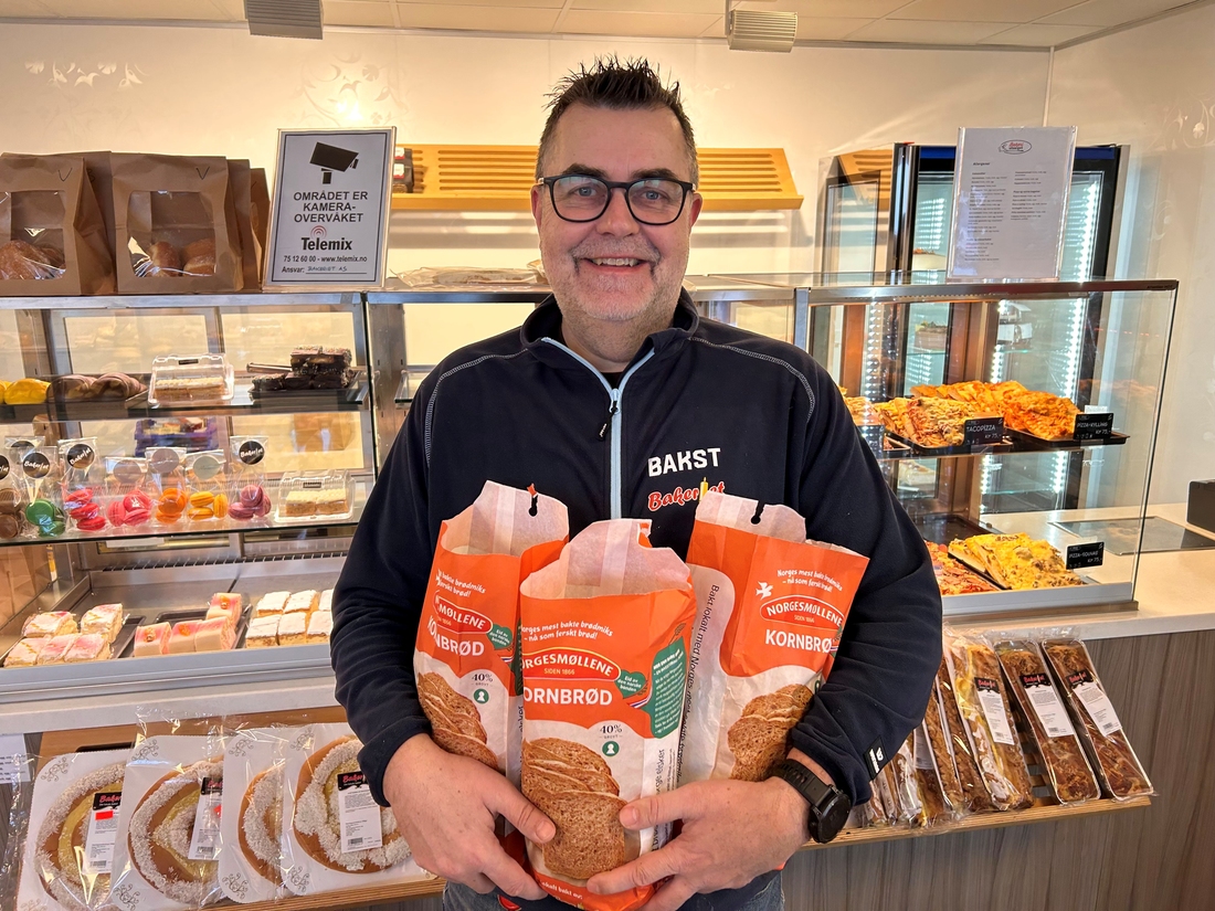 {"id":17449,"name":"Norges mest solgte br\u00f8dmiks tilbys som ferskt br\u00f8d","url":"norges-mest-solgte-broedmiks-tilbys-som-ferskt-broed\/","created":"2026-02-20T09:31:14.000000Z","updated":"2026-02-22T00:25:53.000000Z","author":null,"related_products":[],"related_recipes":[],"related_articles":[],"mainMarket":"consumer","image":{"file":"31450","path":"1771581530\/bjoern-tore.jpg","name":null,"description":null},"market":null,"category":[],"hide-in-article":false,"intro":"For hjemmebakere i hele landet har Kornbr\u00f8det fra Norgesm\u00f8llene v\u00e6rt en favoritt i mange \u00e5r. Oppskriften fra br\u00f8dmiksen Kornbr\u00f8d har satt standarden for smak og kvalitet. N\u00e5 finner du Kornbr\u00f8d som ferskt br\u00f8d for salg i dagligvarebutikker b\u00e5de i Midt-Norge og Nord-Norge. ","fill-mode":false,"hide-intro":false,"article":"<p>For hjemmebakere i hele landet har Kornbr\u00f8det fra Norgesm\u00f8llene v\u00e6rt en favoritt i mange \u00e5r. Oppskriften fra br\u00f8dmiksen Kornbr\u00f8d har satt standarden for smak og kvalitet. I september ble Kornbr\u00f8det lansert i Troms og Finnmark, og det har blitt en stor suksess. N\u00e5 kommer ogs\u00e5 Kornbr\u00f8d i salg som ferskt br\u00f8d i dagligvarebutikker og bakeriutsalg i Namsos, Bod\u00f8 og\u00a0Mo i Rana med\u00a0omegn.<\/p>\r\n\r\n<p>-\u00a0<em>V\u00e5re salgstall viser at folk i Nord-Norge er ekstra glad i v\u00e5rt Kornbr\u00f8d. Det bakes mer Kornbr\u00f8d i dette omr\u00e5det enn resten av Norge. Det er derfor veldig naturlig at lansering av Kornbr\u00f8d som ferskt br\u00f8d skjer i denne delen av landet, sier salgsdirekt\u00f8r bakeri Rolf Ulevik i Norgesm\u00f8llene.<\/em><\/p>\r\n\r\n<p>Br\u00f8det er allerede lansert i Troms og Finnmark og n\u00e5 blir Hamstad Bakeri i Namsos, Bod\u00f8 Bakeri og\u00a0Bakeriet Mo i Rana med p\u00e5 reisen.<\/p>\r\n\r\n<p><em>- Vi er veldig glade for \u00e5 f\u00e5 ta del i salget av Kornbr\u00f8det som ferskt br\u00f8d. N\u00e5 f\u00e5r de som kj\u00f8per br\u00f8d ferskt i butikk i v\u00e5r region gleden av et nytt br\u00f8d med kjent og kj\u00e6r smak, ferskt og bakt lokalt hos oss, sier Salgssjef hos Bakeriet i Mo i Rana Bj\u00f8rn-Tore Hansen (bildet).<\/em><\/p>\r\n\r\n<p>B\u00e5de Norgesm\u00f8llene og Bakeriet Mo i Rana, Bod\u00f8 Bakeri og Hamstad Bakeri\u00a0er bedrifter med norske eiere som ivaretar norsk matkultur og lokal kunnskap om hvordan gj\u00f8re korn til mat. Dette er tradisjoner som det er viktig \u00e5 ta vare p\u00e5 gjennom samarbeid og deling av kunnskap.\u00a0<\/p>\r\n","articleLarge":[{"header":"Les mer om den popul\u00e6re br\u00f8dmiksen her:","products":[10040],"position":null,"type":"productsBlock"},{"hideImageBorder":true,"image":{"file_id":31451,"path":"1771581868\/bodoe-bakeri.jpeg","title":null,"description":null},"imageText":"Ida-Maria Svendsen og J\u00f8rgen Friberg","width":"medium","position":"center","format":false,"type":"imageBlock"},{"header":"Ida-Maria Svendsen og J\u00f8rgen Friberg baker ferske Kornbr\u00f8d hos Bod\u00f8 Bakeri.","content":null,"type":"textBlock"}]}