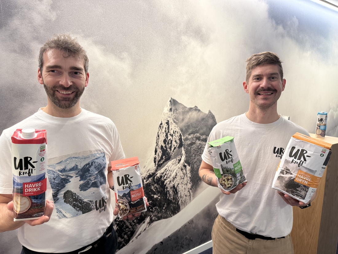 {"id":17601,"name":"Merkevaren Urkraft passerer 100 millioner i omsetning i butikk","url":"merkevaren-urkraft-passerer-100-millioner-i-omsetning-i-butikk\/","created":"2026-04-09T07:14:38.000000Z","updated":"2026-04-09T11:42:29.000000Z","author":null,"related_products":[],"related_recipes":[],"related_articles":[],"mainMarket":null,"image":{"file":"31730","path":"1775719059\/john-ronny-dalheim-og-thomas-froeyseth-img-6499.jpg","name":null,"description":null},"market":null,"category":[],"descriptive_text":"<p>Kjedesalgsdirekt\u00f8r dagligvare John Ronny Dalheim (fra venstre), og kategori- og merkevaresjef Urkraft Thomas Fr\u00f8yseth i Norgesm\u00f8llene\u00a0<\/p>\r\n","intro":null,"hide-in-article":false,"hide-intro":false,"fill-mode":false,"article":"<p>Merkevaren Urkraft ble lansert i 2020 og har siden den gang utviklet seg til \u00e5 bli Norges st\u00f8rste utfordrer innenfor havregryn og andre havrebaserte frokostprodukter. Den norske forbrukeren har tatt sv\u00e6rt godt imot nyheten i frokosthyllen.\u00a0\u00a0 \u00a0<\/p>\r\n\r\n<p>\u00a0<\/p>\r\n\r\n<h3><strong>En umulig oppgave, nesten<\/strong><\/h3>\r\n\r\n<p>De som kj\u00f8pte havregryn i 2020 gjorde det i stor grad p\u00e5 vane. Havregryn var havregryn. I 9 av 10 tilfeller var det det bestselgeren som ble lagt i handlekurven, uten noen annen grunn enn at det var det man pleide \u00e5 kj\u00f8pe. Forbrukerne hadde lav grad av bevissthet hvorfor man valgte som man gjorde.\u00a0\u00a0\u00a0<\/p>\r\n\r\n<p style=\"margin-left: 40px;\"><em>- Det eksisterte et ubevisst monopol hvor ingen akt\u00f8rer hadde gitt forbruker en god nok grunn til \u00e5 bytte. Da vi bestemte oss for \u00e5 lansere Urkraft i 2020, m\u00e5tte Urkraft representere en slags motpol til det etablerte og trygge, sier kategori- og merkevaresjef Thomas Fr\u00f8yseth i Norgesm\u00f8llene.<\/em><\/p>\r\n\r\n<p>\u00a0<\/p>\r\n\r\n<h3><strong>Fra 0 til over 100 millioner i omsetning ut av butikk<\/strong><\/h3>\r\n\r\n<p>P\u00e5 litt over 5 \u00e5r har Urkraft endret en av dagligvarehandelens sterkeste vaner, og g\u00e5tt fra 0% til over 28% (2025) markedsandel innen havregryn, med kontinuerlig \u00e5rlig vekst. Urkraft har samtidig bidratt til kategorivekst i en stagnert kategori. Flere i Norge spiser havregryn, og kjedene som har tatt inn Urkraft har tatt markedsandeler. \u00a0<\/p>\r\n\r\n<p style=\"margin-left: 40px;\"><em>- Urkraft har skapt fokus og relevans, og suksessen med havregryn har ogs\u00e5 v\u00e6rt et springbrett for linjeutvidelser og vekst inn i andre kategorier. I dag lager vi totalt 21 produkter fordelt p\u00e5 havredrikk, havregryn, ferskt br\u00f8d, bars, havregr\u00f8t, m\u00fcsli og granola. Og alt lages av oss i Norge, med norsk havre som viktigste ingrediens. I 2025 ble\u00a0det solgt\u00a0over 5\u00a0millioner Urkraft produkter til en verdi p\u00e5 100 millioner kroner, sier kjedesalgsdirekt\u00f8r dagligvare, John Ronny Dalheim i Norgesm\u00f8llene.\u00a0<\/em><\/p>\r\n\r\n<p>\u00a0<\/p>\r\n\r\n<h3><strong>Hemmeligheten er \u00e5 ta folk p\u00e5 alvor og \u00e5 v\u00e6re 100% tro mot valgt posisjonering<\/strong><\/h3>\r\n\r\n<p>Norgesm\u00f8llene har med merkevaren Urkraft sett forbi den \u00e5penbare funksjonelle innsikten om hvorfor man spiser havre, og gravd dypere i det verdibaserte som viser hvem som spiser havregryn.<\/p>\r\n\r\n<p style=\"margin-left: 40px;\"><em>- For \u00e5 posisjonere mot denne innsikten m\u00e5tte Urkraft representere noe mer enn bare en pose med havregryn. Urkraft m\u00e5tte f\u00f8rst og fremst v\u00e6re en merkevare, dernest produkt. Vi skal ikke selge havregryn, vi skal selge \u00abn\u00e6ring til nye opplevelser\u00bb, forteller Thomas.<\/em><\/p>\r\n\r\n<p>\u00a0<\/p>\r\n\r\n<p>Urkraft er for de som b\u00e5de er sulten p\u00e5 \u00e5 oppleve nye ting i livet, og \u00f8nsker \u00e5 spise sunn norsk mat som gir energi. Urkraft oppfordrer til deg til \u00e5 tr\u00e5kke opp stiene du har dr\u00f8mt om, og gir deg energien til \u00e5 gj\u00f8re det gjennom ukompliserte og n\u00e6ringsrike produkter som bidrar til et sunnere kosthold.<\/p>\r\n\r\n<p style=\"margin-left: 40px;\"><em>- Totalt annerledes fra alt annet i kategorien, og det tvinger forbrukerne til \u00e5 ta stilling og gj\u00f8re et valg i butikk, avslutter John Ronny.<\/em><\/p>\r\n","articleLarge":[]}