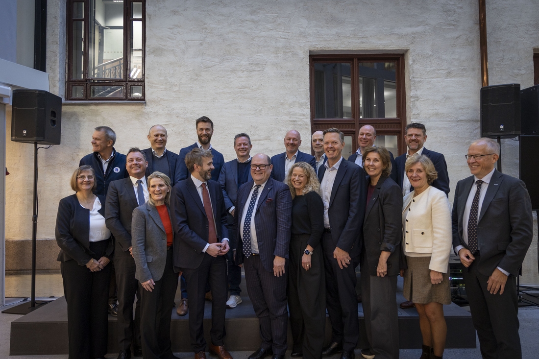 {"id":17999,"name":"Norgesm\u00f8llene har signert avtalen om tilslutning til det nye Kostholdspartnerskapet","url":"norgesmoellene-har-signert-avtalen-om-tilslutning-til-det-nye-kostholdspartnerskapet-i-norge\/","created":"2026-10-14T13:50:09.000000Z","updated":"2026-10-14T14:22:16.000000Z","author":null,"related_products":[],"related_recipes":[],"related_articles":[],"mainMarket":null,"image":{"file":"32709","path":"1791986038\/kostholdspartnerskapet-12-okt-26.jpg","name":null,"description":null},"market":null,"category":[],"descriptive_text":null,"intro":null,"hide-in-article":false,"hide-intro":false,"fill-mode":false,"article":"<p>Mandag 12. oktober ble Kostholdspartnerskapet mellom matbransjen og helsemyndighetene signert. Kostholdspartnerskapet har varighet ut 2030 og er en videref\u00f8ring av det gode samarbeidet helsemyndighetene har hatt med matbransjen gjennom intensjonsavtalen for et sunnere kosthold.<\/p>\r\n\r\n<p>Kostholdspartnerskapet best\u00e5r av helsemyndighetene, produsenter, dagligvarehandelen, flere n\u00e6ringsorganisasjoner, noen av opplysningskontorene og deler av serveringsbransjen. M\u00e5let med samarbeidet er \u00e5 gj\u00f8re det enklere for folk \u00e5 spise sunt.<\/p>\r\n","articleLarge":[{"hideImageBorder":false,"image":{"file_id":32710,"path":"1791986287\/kostholdspartnerskapet-signering-12-okt-26.jpg","title":null,"description":null},"imageText":"Styreleder Trond Fidje i Norgesm\u00f8llene (nr. 2 fra venstre) signerte avtalen p\u00e5 vegne av selskapet ","width":null,"position":null,"format":false,"type":"imageBlock"},{"header":null,"content":"<p>Norgesm\u00f8llene har v\u00e6rt del av den tidligere intensjonsavtalen for et sunnere kosthold, og dette nye partnerskapet erstatter denne intensjonsavtalen. Det nye Kostholdspartnerskapet gj\u00f8r samarbeidet mer konkret, forpliktende og resultatorientert, for \u00e5 hjelpe folk med \u00e5 leve sunne, friske liv.\u00a0<\/p>\r\n\r\n<p>- Dette samarbeidet er frivillig, men vi er klar for \u00e5 bruke tiden fremover godt, og i tr\u00e5d med form\u00e5let\u00a0til denne avtalen. Vi skal\u00a0b\u00e5de sette v\u00e5re bedriftsspesifikke m\u00e5l og utforme v\u00e5re tiltak slik at de bidrar til at det norske folk kan gj\u00f8re sunne matvalg, sier styreleder Trond Fidje i Norgesm\u00f8llene.\u00a0<\/p>\r\n\r\n<p>\u00a0<\/p>\r\n","type":"textBlock"},{"title":"Visst du at..?","content":"<p>Norgesm\u00f8llene har over tid v\u00e6rt opptatt av \u00e5 bidra til at det blir lettere \u00e5 ta sunnere matvalg i Norge. I 2024 ble v\u00e5re br\u00f8dblandinger k\u00e5ret til \u00ab\u00c5rets sunnere produkt\u00bb i Helse- og omsorgsdepartementets utmerkelse for s\u00e6rlig god innsats i arbeidet for bedre kosthold. <a href=\"https:\/\/www.norgesmollene.no\/aktuelt\/norgesmoellene-fikk-utmerkelse-fra-helse-og-omsorgsdepartementet\" target=\"_blank\">Les mer HER<\/a>.\u00a0<\/p>\r\n","width":null,"position":null,"type":"factsBlock"}]}