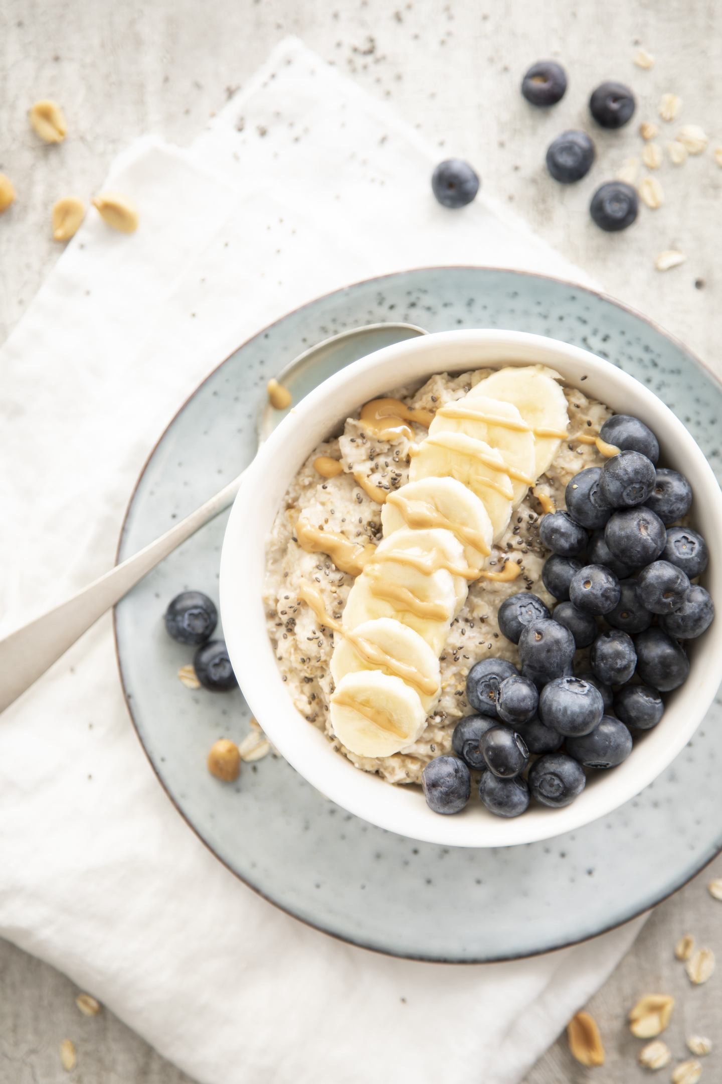 Havregrøt med blåbær, chia, banan og peanøttsmør