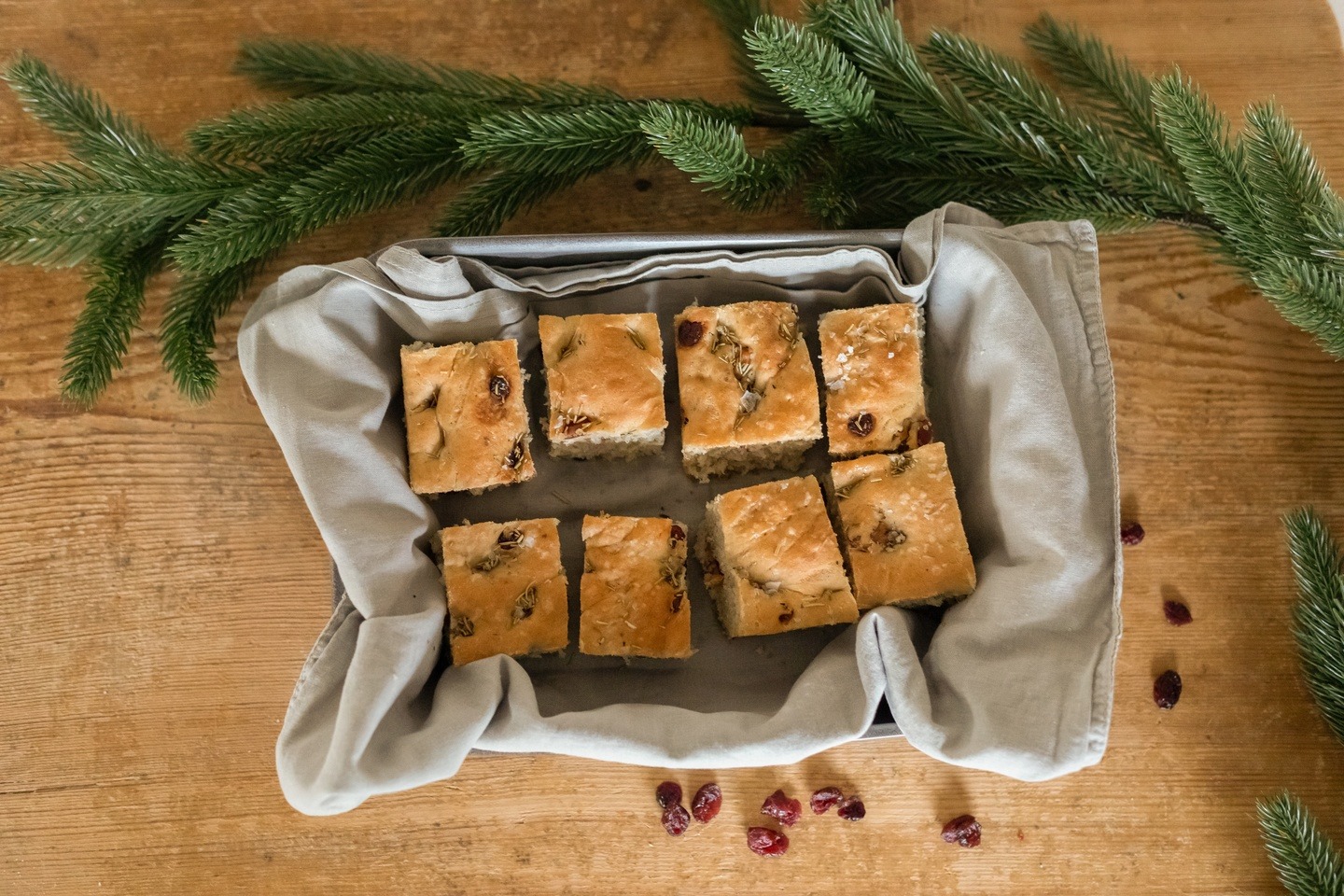 Julefocaccia med valnøtter og tranebær