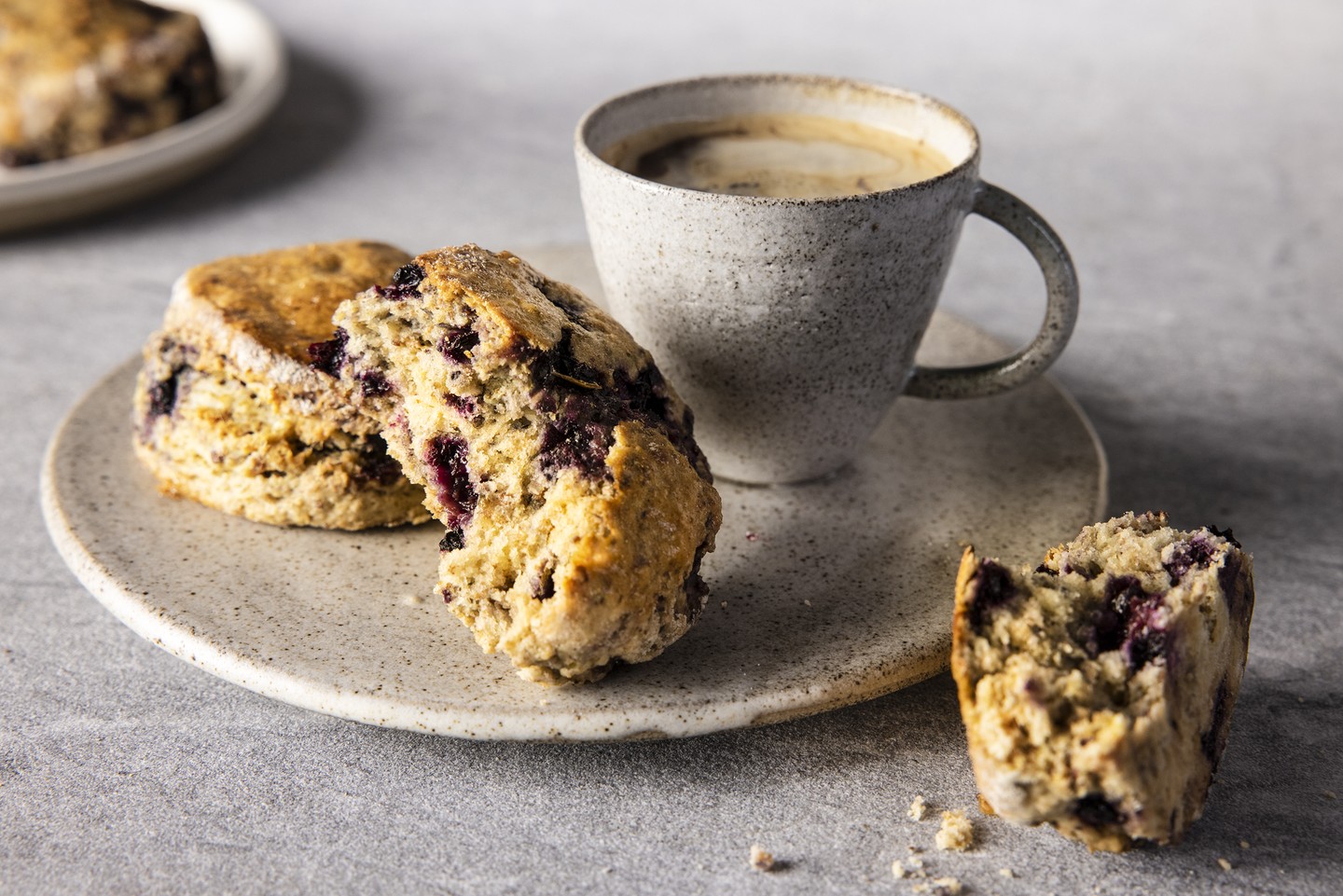 Grove scones med blåbær