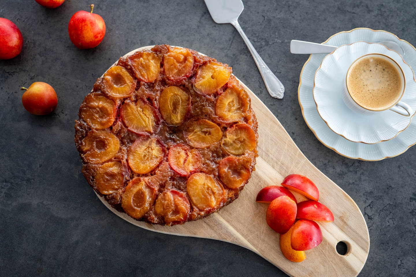 Karamellisert plommekake