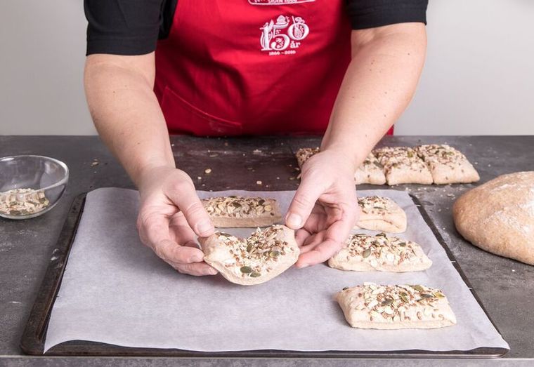 STEG 7: Sett briksene på en bakepapirkledd plate, dekk til og sett til heving på et lunt sted i ca. 45 min.