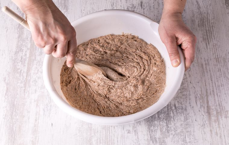 STEG 1: Bland ingrediensene til det rundstykket du vil lage i en bolle. Deigen skal være løs. Dekk bollen med plast eller sett på lokk, og la deigen heve i romtemperatur over natten