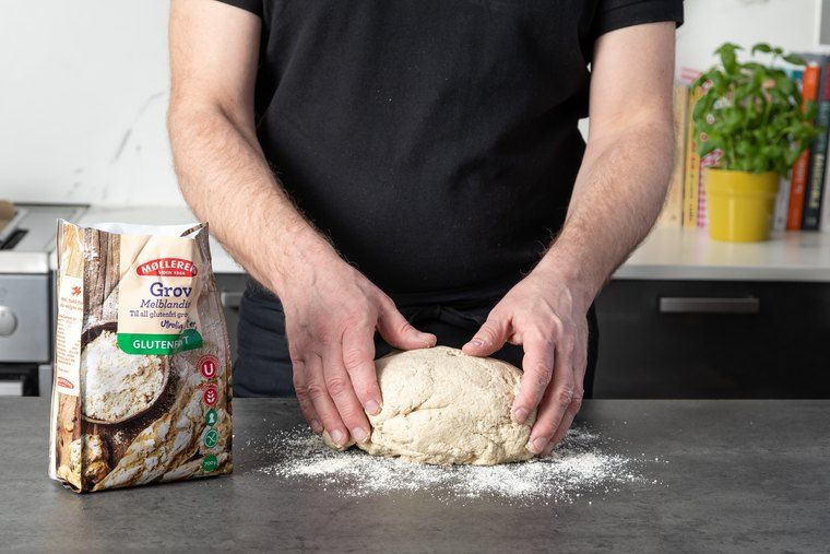 Hell den ferdigeltede deigen fra bakebollen og ut på det melstrødde bordet