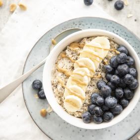 Havregrøt med blåbær, chia, banan og peanøttsmør