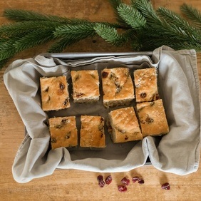 Julefocaccia med valnøtter og tranebær