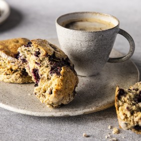 Grove scones med blåbær