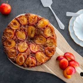 Karamellisert plommekake