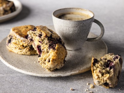 Grove scones med blåbær