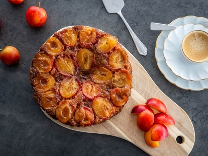 Karamellisert plommekake