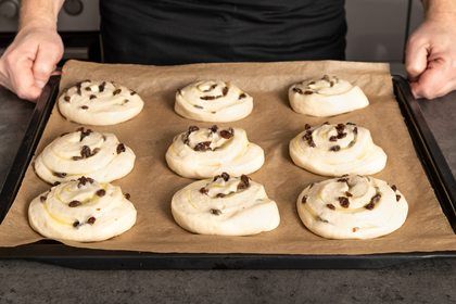 Plasser bollene på bakepapirkledde bakeplater, og etterhev