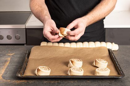 Plasser på en bakepapirkledd bakeplate. Brett gjerne enden under bollen, så åpner den seg ikke under steking.